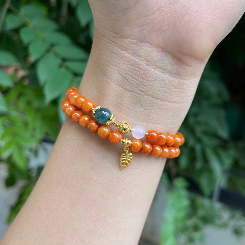 Vòng Phỉ Thúy Huyết  – Thiết Kế Ôm Tay Tinh Tế, Mang Lại May Mắn & Bình An